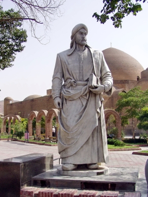 Khaquani perzsa költő szobra a tabrizi Kék-mecset előtt
