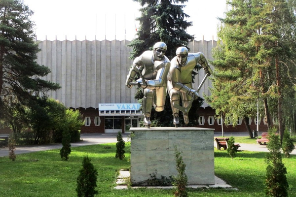 Jégkorongozók szobra a Vákár Lajos műjégpálya előtt, Tőrös Gábor alkotása, 1979. Kép: a Csíkszeredai Sport Klub archívuma