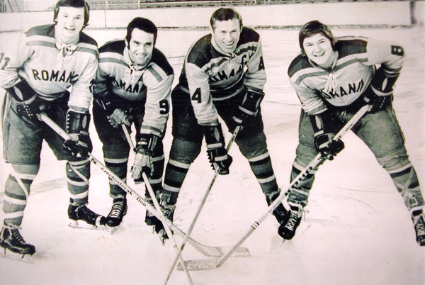 Csíkszeredai jégkorongozók a válogatottban az 1960–70-es években, balról jobbra: Miklós Tibor, Basa János, Varga Dezső, Antal Előd. Kép: Antal Előd gyűjteménye