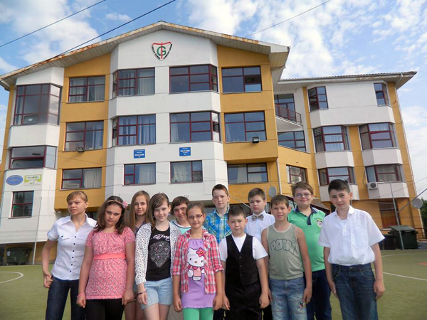Negyedikes diákok a dévai magyar iskolaközpont előtt. 