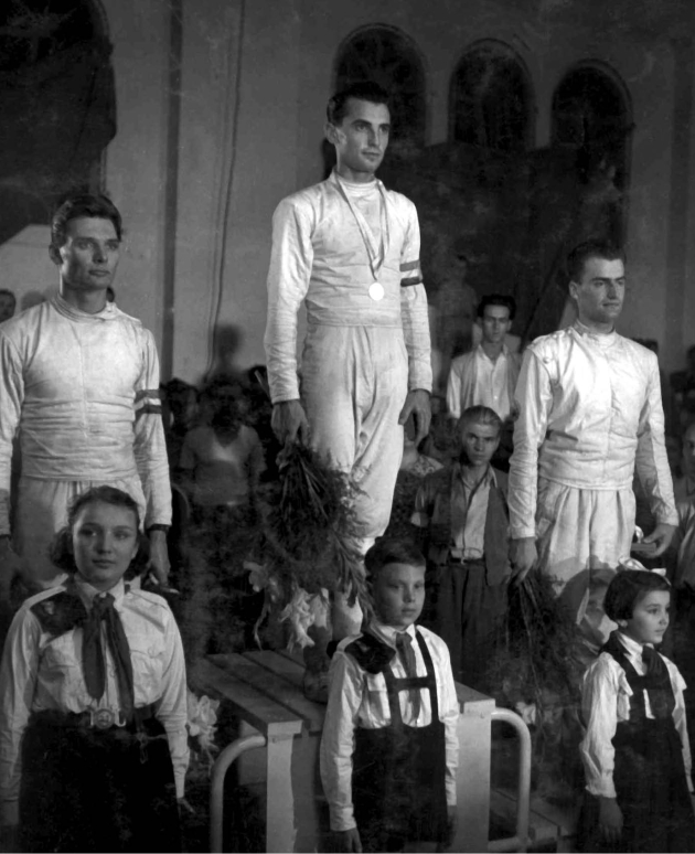 Az 1954-es budapesti főiskolás világbajnokság tőrversenyének dobogósai. Balról: Szőcs Bertalan (Magyarország), Gyuricza József (Magyarország), Uray Zoltán (Románia).