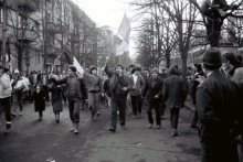  <p> 	<img alt="" height="423" src="/sites/default/files/evfolyamok/LXIX/01-Januar/szoczi-arpad.jpg" style="float:left" width="300" />Az esem&eacute;nyek rekonstru&aacute;l&aacute;sa elsősorban az interj&uacute;kra &eacute;p&uuml;l. Az &eacute;rintett Tők&eacute;s-csal&aacute;d tagjain k&iacute;v&uuml;l (Tők&eacute;s L&aacute;szl&oacute; &eacute;s testv&eacute;re, Istv&aacute;n, feles&eacute;ge, Jo&oacute; Edith &eacute;s m&aacute;sok) olyan, a kor esem&eacute;nyeit megfigyelő &eacute;s azokban akt&iacute;v